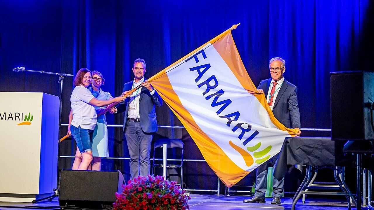 Farmari-lipun luovutus