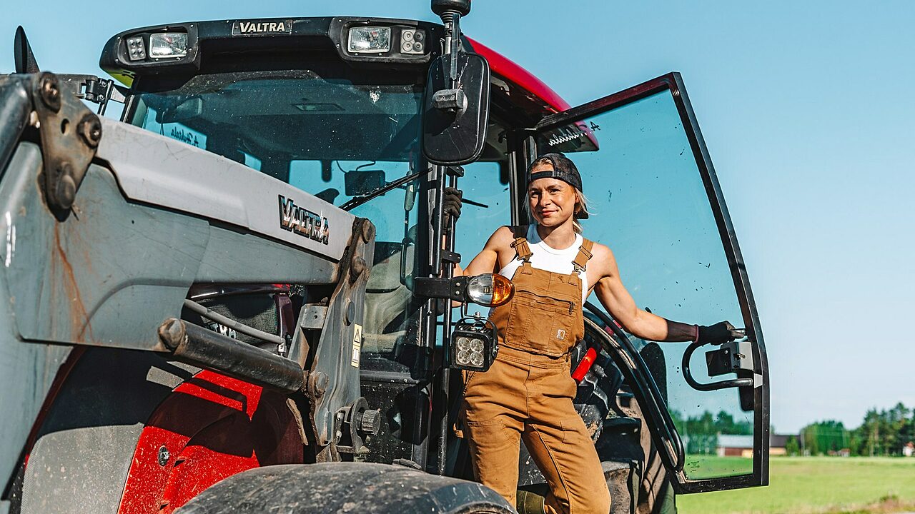 Farmari26 EK 8606 Kaisa ja traktori 1