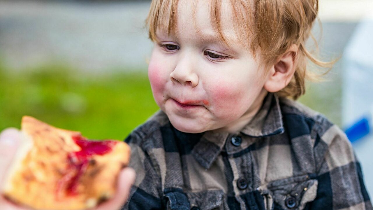 Poika syo pannukakkua
