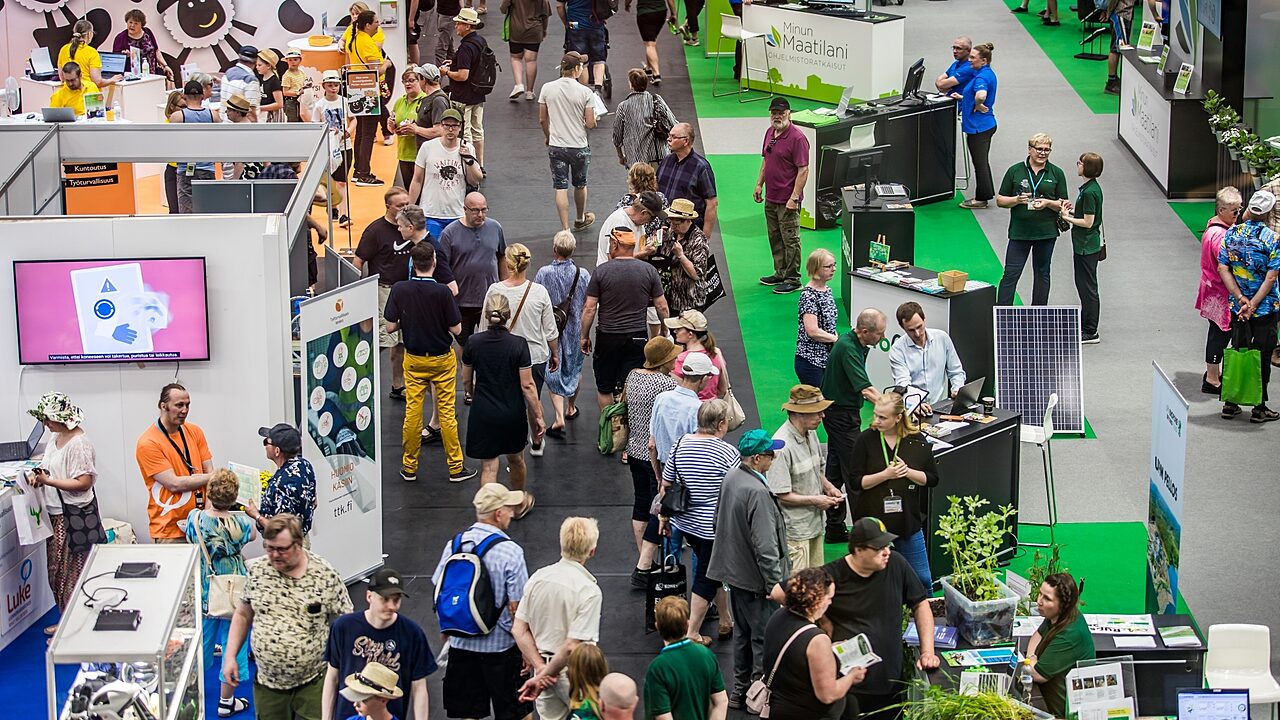 Ihmisia farmarissa 2022 sisaosastot