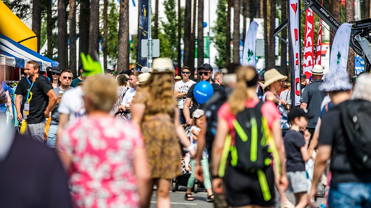 Ihmisia farmarissa 2022