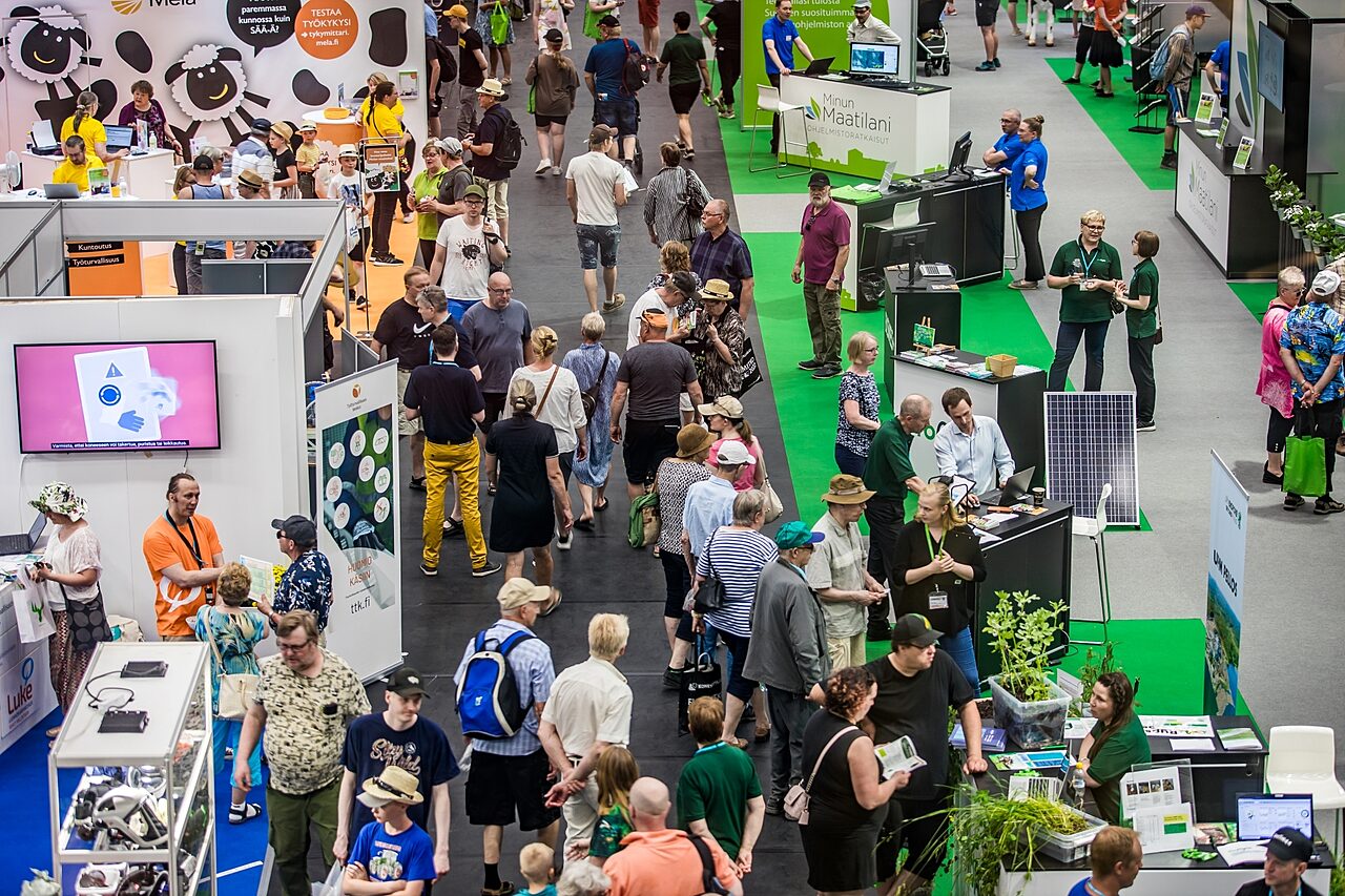 Ihmisia farmarissa 2022 sisaosastot