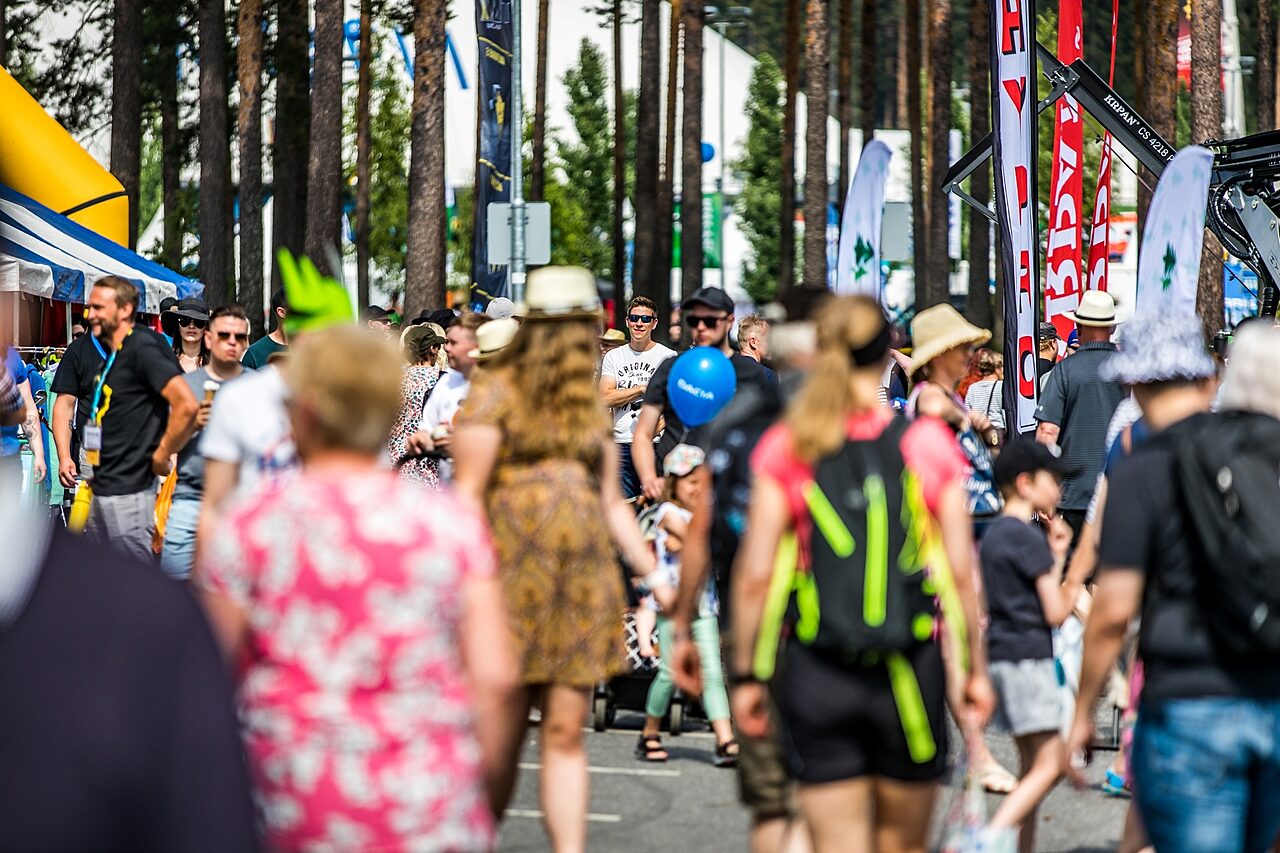 Ihmisia farmarissa 2022